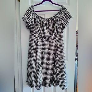 Torrid mini length, textured, puff sleeve, black&white checker pattern w/daisies